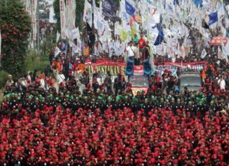 Ribuan Buruh Padati Areal Patung Kuda, Tuntut Keluarkan Klaster Ketenagakerjaan Omnibus Law