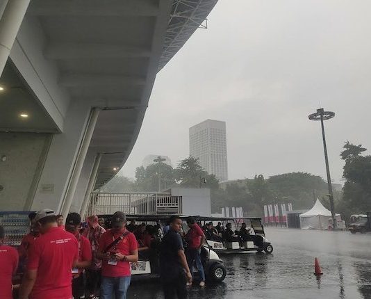 Jelang Indonesia vs Argentina, GBK Diguyur Hujan Deras