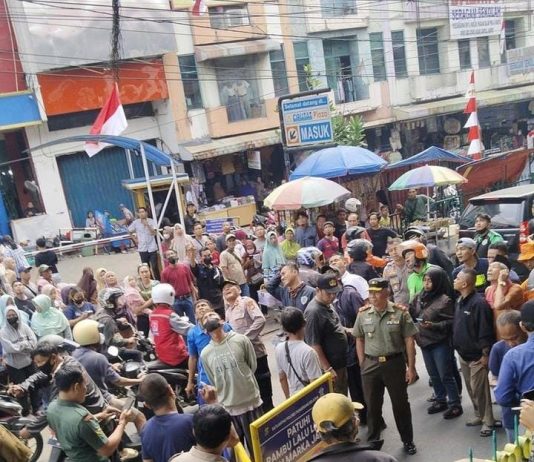 Breaking News! Seorang Pria Nekat Lompat dari Fly Over Ciputat Siang Ini