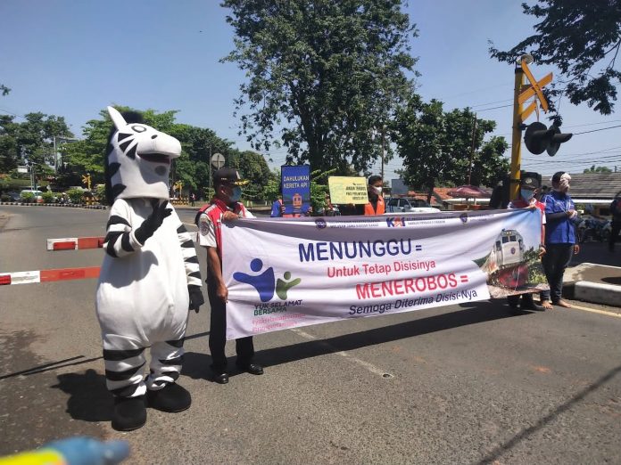 Kecelakaan Lalu Lintas Di Perlintasan Lumajang Tak terulang Lagi, KAI Himbau Pengendara Disiplin Berlalu Lintas Di Perlintasan