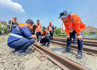 Komitmen KAI dalam Menjaga Keselamatan Perjalanan Kereta Api melalui Pemeriksaan Lintas Jalan Kaki