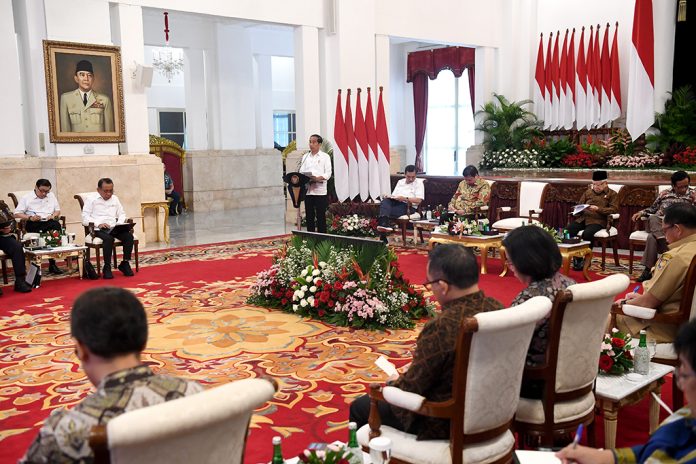 Presiden Joko Widodo (ketiga kiri) menyampaikan pengarahan saat memimpin Sidang Kabinet Paripurna di Istana Negara, Jakarta, Selasa (9/1/2024).