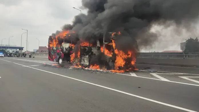 Bus Pariwisata yang Angkut 58 Anak TK Terbakar di Tol Wiyoto Wiyono
