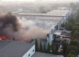 Kebakaran Pabrik di Bekasi Tak Kunjung Padam, Habiskan Waktu Lebih dari 9 Jam