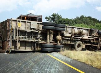 Truk Tronton Melintang di Tol Jakarta-Tangerang Arah Merak Sebabkan Kemacetan