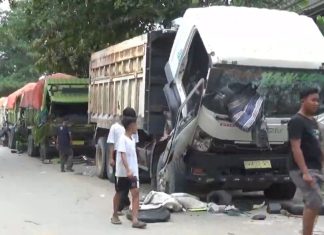 Puluhan Truk Tanah yang Beroperasi Tidak Sesuai Jam Dirusak Warga di Tangerang
