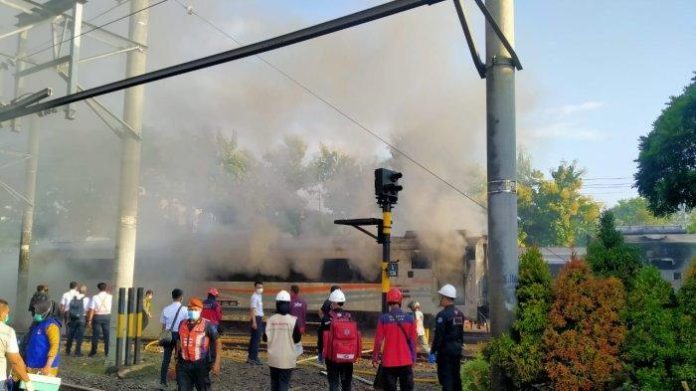 Tiga Gerbong Kereta di Stasiun Tugu Yogyakarta Terbakar Pagi Ini
