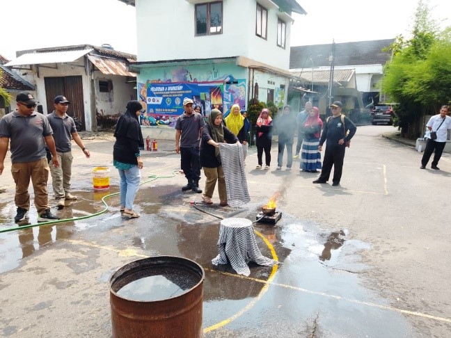 Pelatihan Kebakaran Warga Kampung Mas Bumijo Kulon Dilatih Jadi Relawan Pemadam Kebakaran, Antisipasi Risiko di Permukiman Padat