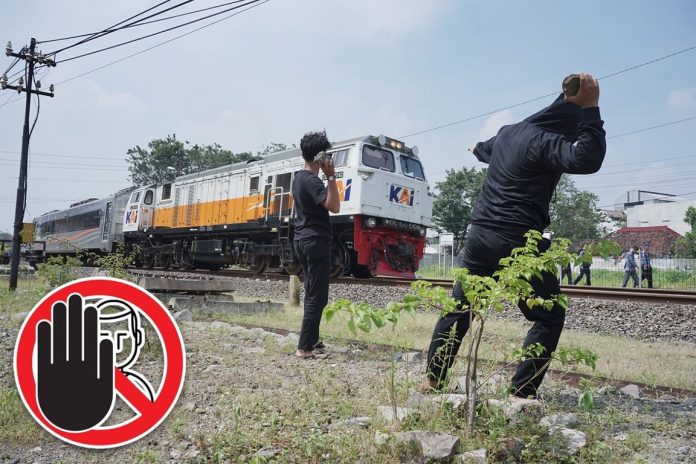 Kasus pelemparan batu ke Kereta