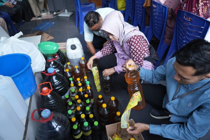 Inspiratif! Kilang Pertamina Libatkan Masyarakat Kumpulkan Minyak Jelantah Untuk Buat SAF