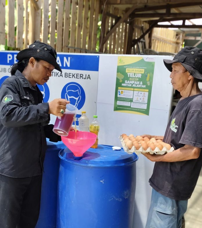 WhatsApp Image 2025-09-15 at 09.54.00 Sampah dan Minyak Jelantah Barter Telur, Inovasi Program TJSL Kilang Balongan Ajak Masyarakat Jadi Pahlawan Lingkungan
