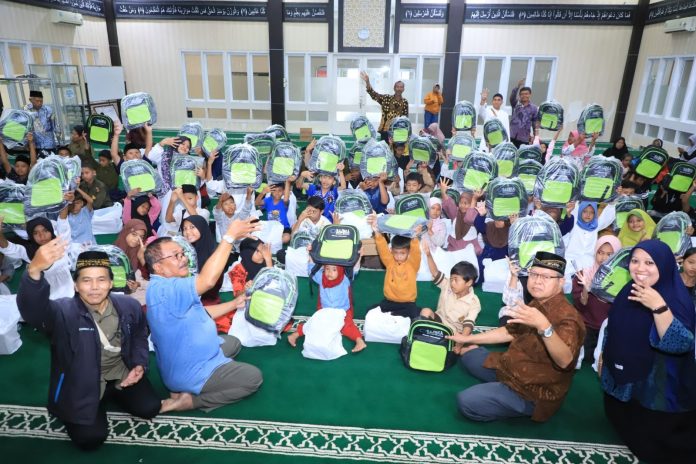 Tebar Manfaat Bidang Pendidikan, Bazma Kilang Cilacap Salurkan 100 Tas & 100 Sepatu