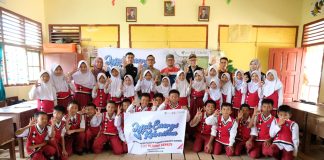 100 Pasang Sepatu Untuk Siswa SD di Banyuasin, Bazma Kilang Pertamina Plaju Tebar Jejak Energi Kebaikan