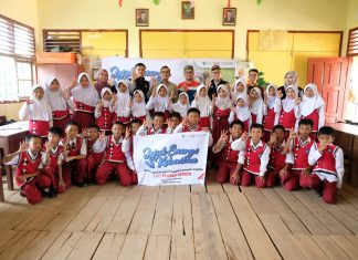 100 Pasang Sepatu Untuk Siswa SD di Banyuasin, Bazma Kilang Pertamina Plaju Tebar Jejak Energi Kebaikan