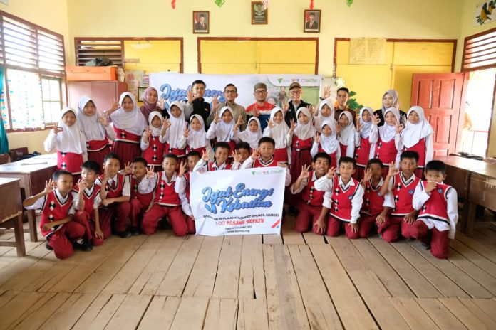 100 Pasang Sepatu Untuk Siswa SD di Banyuasin, Bazma Kilang Pertamina Plaju Tebar Jejak Energi Kebaikan