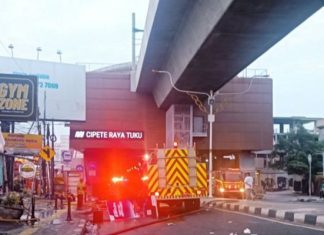 Kebakaran Ruko Tutup Jalan Fatmawati Raya, Damkar Lakukan Pendinginan