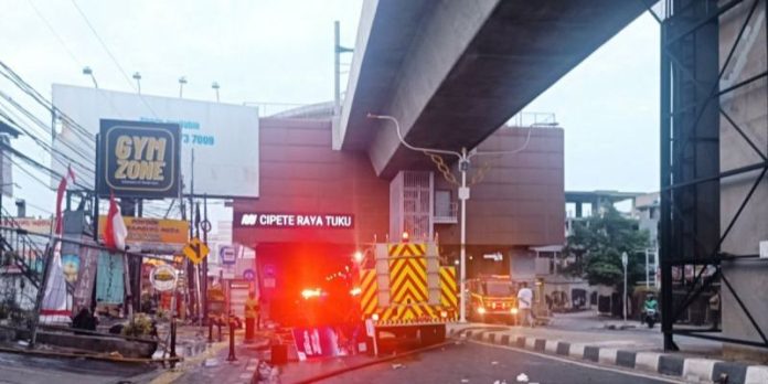 Kebakaran Ruko Tutup Jalan Fatmawati Raya, Damkar Lakukan Pendinginan