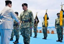 Presiden Prabowo Anugerahkan Kenaikan Pangkat Istimewa kepada 11 Purnawirawan TNI di Atas Kapal Perang