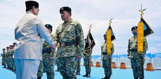 Presiden Prabowo Anugerahkan Kenaikan Pangkat Istimewa kepada 11 Purnawirawan TNI di Atas Kapal Perang