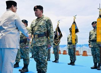 Presiden Prabowo Anugerahkan Kenaikan Pangkat Istimewa kepada 11 Purnawirawan TNI di Atas Kapal Perang