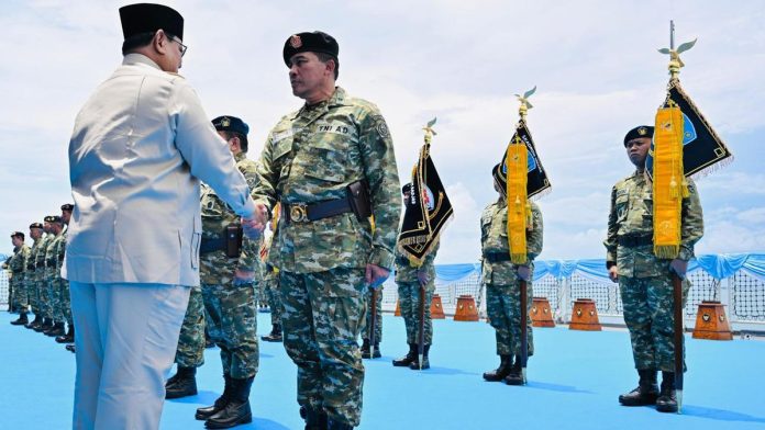 Presiden Prabowo Anugerahkan Kenaikan Pangkat Istimewa kepada 11 Purnawirawan TNI di Atas Kapal Perang