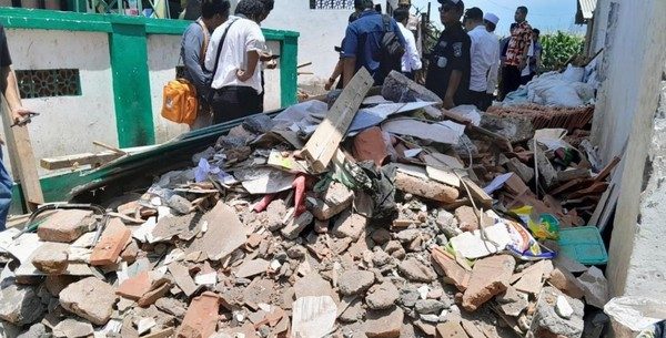 bangunan-ponpes-salafiah-syafiiyah-syekh-abdul-qodir-jaelani-di-situbondo-ambruk-1761721338622_169 Asrama Putri Ponpes di Situbondo Ambruk, Satu Santriwati Meninggal Dunia