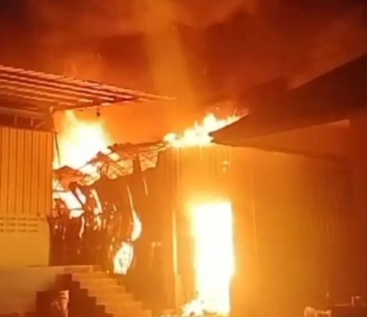 Korsleting Listrik Picu Kebakaran Besar di Gudang Ekspedisi PT Cuculemon Cakung, Puluhan Karyawan Selamat