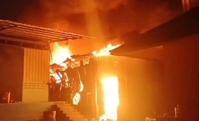 kebakaran gudang paket Korsleting Listrik Picu Kebakaran Besar di Gudang Ekspedisi PT Cuculemon Cakung, Puluhan Karyawan Selamat
