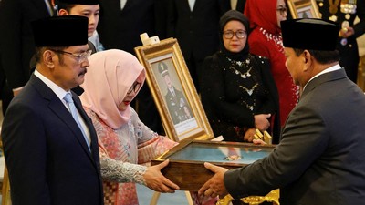 gelar-pahlawan-nasional-untuk-soeharto-dan-tangis-keluarga-marsinah-1762756947110_169 Soeharto Resmi Jadi Pahlawan Nasional, Pro Kontra Antara Legitimasi Politik dan Luka Reformasi