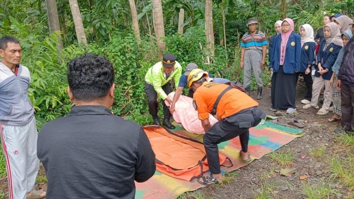 petugas-mengevakuasi-satu-korban-meninggal-di-sungai-singorojo-kendal-selasa-4112025-1762249517771_169 Lima Mahasiswa UIN Walisongo Tewas Hanyut di Sungai Singorojo, Satu Korban Masih Dicari