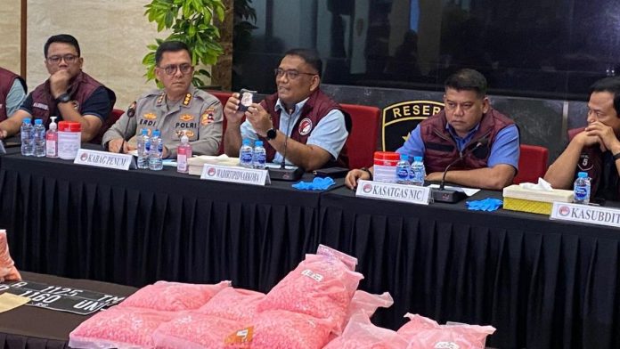 polisi-menyita-sejumlah-barang-bukti-kurir-ratusan-ribu-ekstasi-senilai-rp-207-miliar-yang-kecelakaan-di-tol-lampung-lencana-polisi Bawa Ratusan Ribu Ekstasi, Kurir Narkoba Kecelakaan di Lampung Akhirnya Ditangkap Polisi