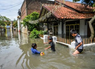 Banjir dan Longsor Landa 14 Kecamatan di Kabupaten Bandung, Ribuan Rumah Terdampak Banjir dan Longsor Landa 14 Kecamatan di Kabupaten Bandung, Ribuan Rumah Terdampak