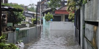 Hujan Deras Picu Banjir Besar di Malang Hingga Beberapa Kendaraan Terseret Arus