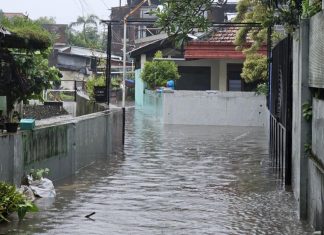 Hujan Deras Picu Banjir Besar di Malang Hingga Beberapa Kendaraan Terseret Arus