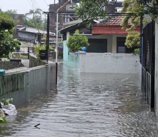 Hujan Deras Picu Banjir Besar di Malang Hingga Beberapa Kendaraan Terseret Arus Hujan Deras Picu Banjir Besar di Malang Hingga Beberapa Kendaraan Terseret Arus