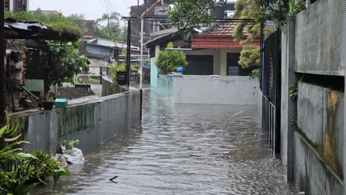 Hujan Deras Picu Banjir Besar di Malang Hingga Beberapa Kendaraan Terseret Arus