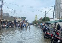 Banjir Rob Mulai Genangi Jalan Dermaga Ujung 1 Muara Angke