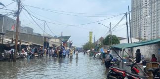Banjir Rob Mulai Genangi Jalan Dermaga Ujung 1 Muara Angke