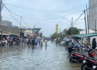 Banjir Rob Mulai Genangi Jalan Dermaga Ujung 1 Muara Angke