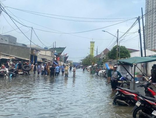 Banjir Rob Mulai Genangi Jalan Dermaga Ujung 1 Muara Angke Banjir Rob Mulai Genangi Jalan Dermaga Ujung 1 Muara Angke