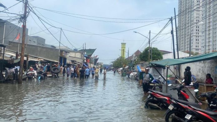 Banjir Rob Muara Angke Banjir Rob Mulai Genangi Jalan Dermaga Ujung 1 Muara Angke