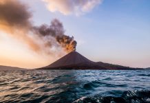 Badan Geologi Imbau Warga Jauhi Radius 2 Km dari Kawah Gunung Anak Krakatau