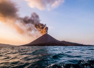 Berstatus Waspada! Badan Geologi Imbau Warga Jauhi Radius 2 Km dari Kawah Gunung Anak Krakatau Badan Geologi Imbau Warga Jauhi Radius 2 Km dari Kawah Gunung Anak Krakatau