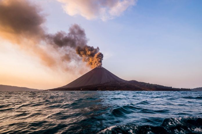 Gunung Anak Krakatau Badan Geologi Imbau Warga Jauhi Radius 2 Km dari Kawah Gunung Anak Krakatau